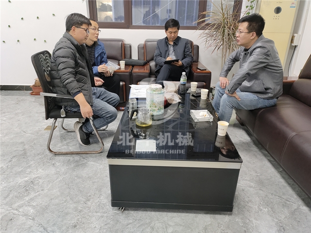 山西客戶在和公司經(jīng)理咨詢木材烘干機的相關功能